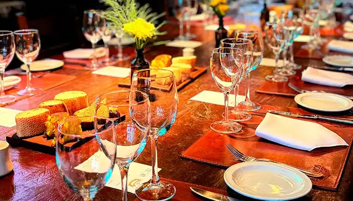 Brinde com vinho tinto durante um evento