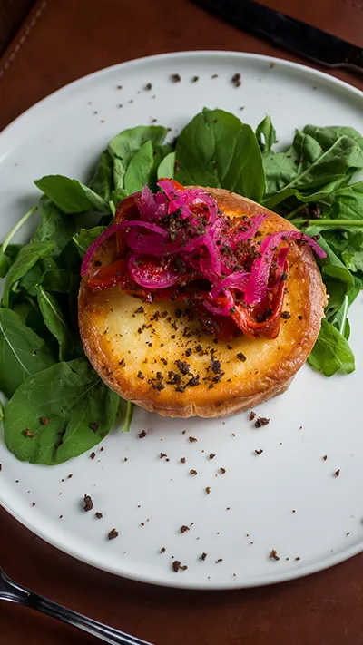 Provoleta assada com rúcula e cebola roxa
