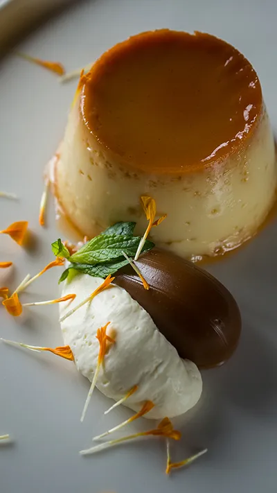 Flan caseiro com dulce de leche e creme