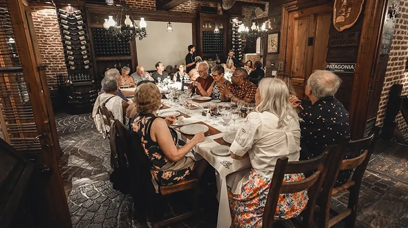 Grupo compartiendo la cena en el salón de la cava