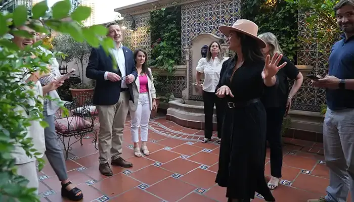 Recepção de convidados no pátio do Quincho Santo Domingo
