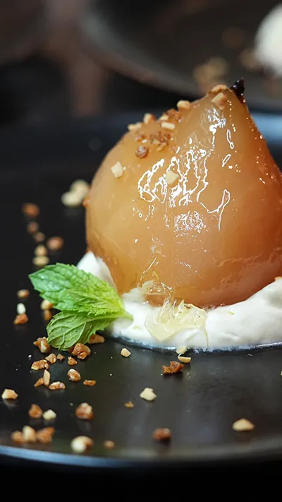 Pera ao Malbec com sorvete de creme