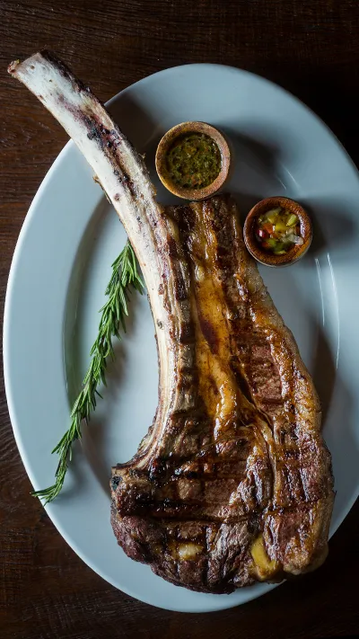 Tomahawk servido com ervas e sais
